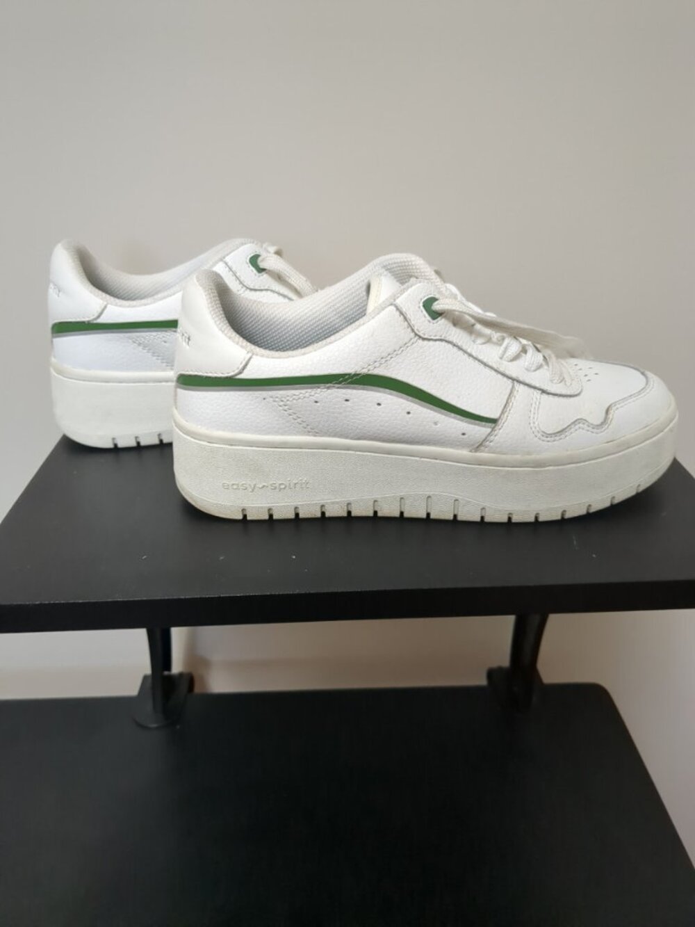 Easy Spirit White & Green Stripe Leather Sneakers Size 6